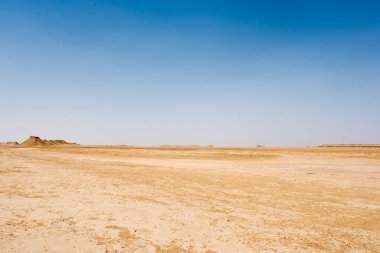 Serap, ışık ışınlarının farklı sıcaklık ve yoğunluklara sahip katmanlar boyunca bükülmesinden kaynaklanan optik bir illüzyondur. Bu da uzak bir nesnenin çarpık bir görüntüsünü yaratır. Genellikle sıcak bir yolda 