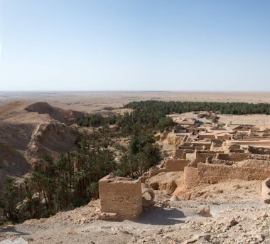 Eski Chebika ve vaha manzarası çok güzel. Yaşlı Chebika şiddetli yağmurla yok edildi. Tunus