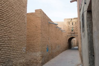 Tozeur Medina 'da yüksek duvarları olan bir cadde. Tunus 