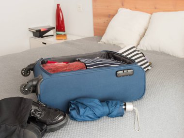 Hafta sonu için toplanıyorum. Yatağın üzerinde küçük bir valiz var.