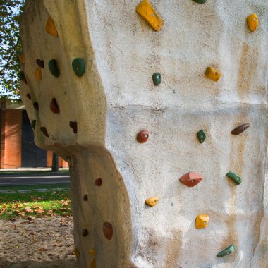 Dışarıdaki bir parkta duvara tırmanmak. Yapay yüzey