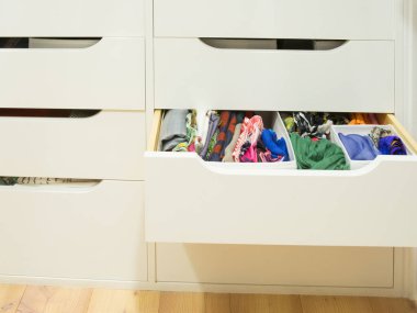 Çekmecede, soyunma odasında çok renkli eşarpları katla