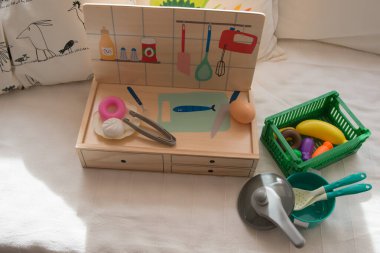 Çoklu plastik yiyeceği olan çocuklar için sahte bir mutfak.