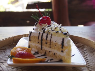 Bambu tepside beyaz çikolatalı pasta..