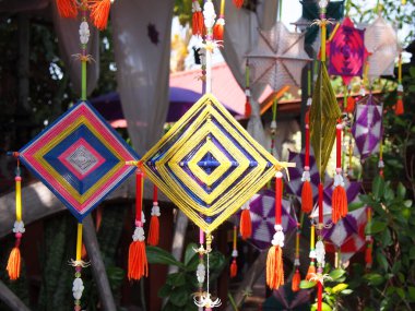 Tung, örümcek ağı Isan halkının batıl inançlarının bir sembolü. Kötü şeylere karşı koruma sağladığına inanılır. Ya da görülemeyen kötü şeyleri.