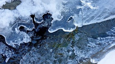 Karpatya nehrinde donmuş su ve buz desenleri