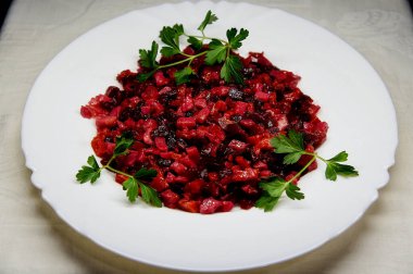 Salata sirkesi. Farklı malzemelerle salata. Bileşen salata - vinaigrette pancar, patates, havuç, soğan, turşu, lahana turşusu, konserve yeşil bezelye, rafine edilmemiş ayçiçeği yağı