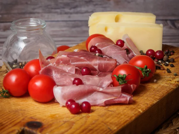 Jambon, peynir ve domates