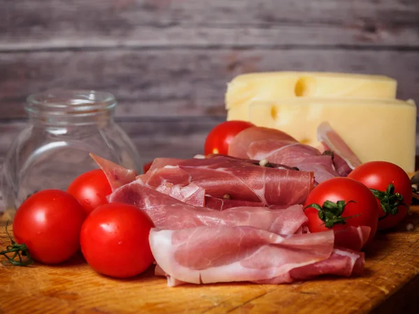 Fresh Tomatoes and Sausage — Stock Photo, Image