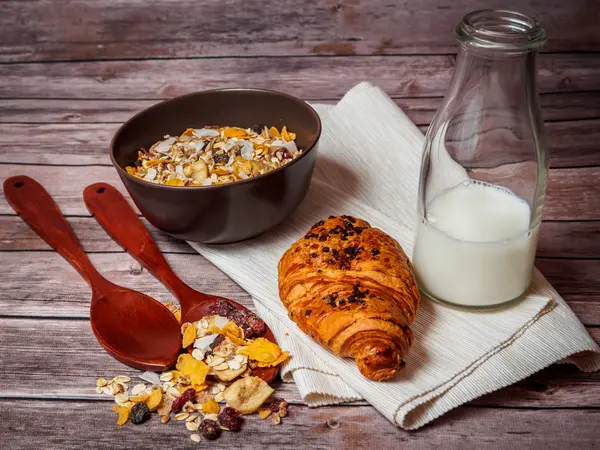 Kruvasan, süt ve tahıllar