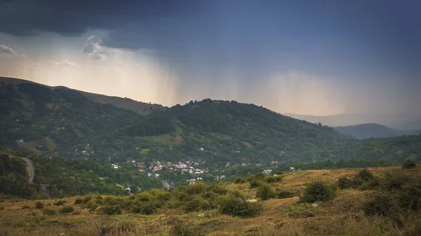 Dağ tepe üzerinde fırtına