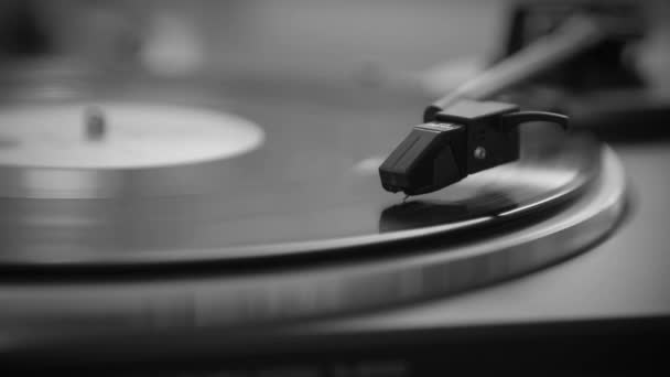 Black and White. The vinyl record is spinning. The needle plays on a vintage vinyl record. Old turntable — Stock Video