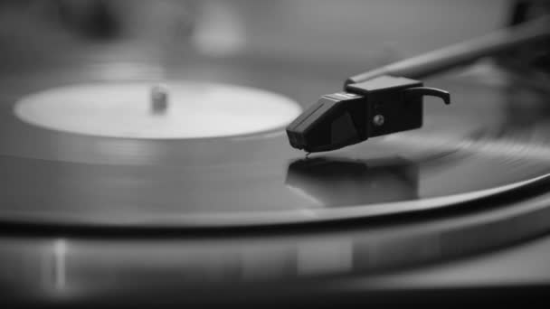 Black and White. The needle rises from a vintage vinyl record. The vinyl record has stopped. The vinyl record is spinning. The needle plays on a vintage vinyl record. Old turntable — Stock Video