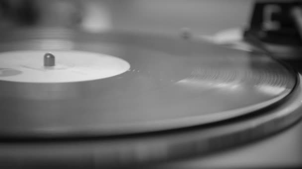 Černobílý. Vinylová deska se točí bez jehly. Starý otočný stůl — Stock video