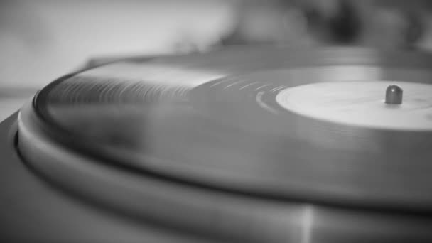 Blanco y negro. El disco de vinilo gira sin aguja. Giradiscos viejos — Vídeo de stock