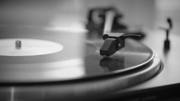 Blanco y negro. Timelapse. La aguja se levanta de un disco de vinilo vintage. El disco de vinilo se ha detenido. El disco de vinilo está girando. La aguja toca en un disco de vinilo vintage. Giradiscos viejos — Vídeos de Stock