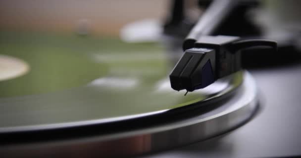 針はヴィンテージのレコードにダウンしています。レコードが回転している。針はヴィンテージのレコードで再生されます。古いターンテーブル — ストック動画