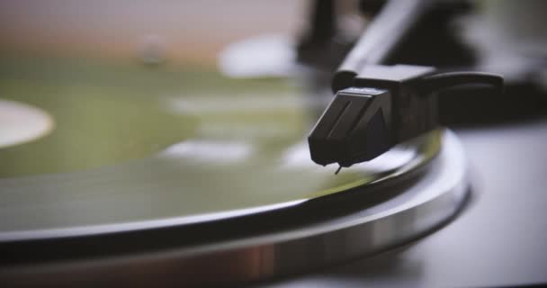 Vintage. The needle goes down on a vintage vinyl record. The vinyl record is spinning. The needle plays on a vintage vinyl record. Old turntable — Stock Video
