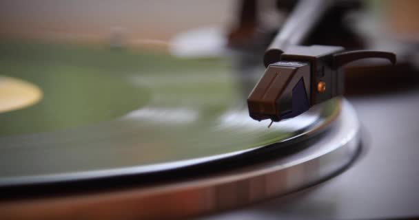 De naald valt op een vinylplaat. De vinylplaat draait. De naald speelt op een vintage vinyl plaat. Oude draaitafel — Stockvideo