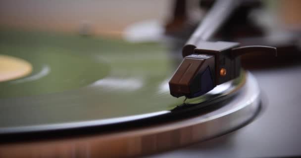 Vinil plak dönüyor. İğne vinil plakla çalınıyor. Eski turntable — Stok video