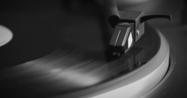 Ασπρόμαυρο Δίσκος Βινυλίου Γυρίζει Βελόνα Παίζει Vintage Δίσκο Βινυλίου Παλιό — Αρχείο Βίντεο