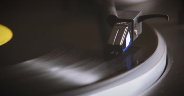 Disco Vinilo Está Girando Aguja Toca Disco Vinilo Vintage Viejo — Vídeo de stock