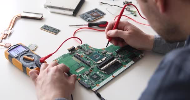 Técnico a reparar um computador. Trabalhe no centro de serviços. Reparação de computadores. Reparação de laptop. Reparação de peças de computador. Eletrônica serviço de reparação e manutenção. Eletrônica e informática — Vídeo de Stock