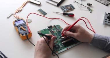 Bir bilgisayarı tamir eden bir teknisyen. Servis merkezinde çalış. Bilgisayar tamiri. Laptop tamiri. Bilgisayar parçalarının tamiri. Elektronik tamir ve bakım servisi. Elektronik ve bilgisayar teknolojisi