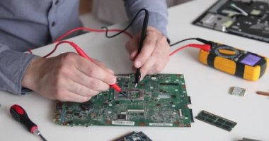 Bir bilgisayarı tamir eden bir teknisyen. Servis merkezinde çalış. Bilgisayar tamiri. Laptop tamiri. Bilgisayar parçalarının tamiri. Elektronik tamir ve bakım servisi. Elektronik ve bilgisayar teknolojisi