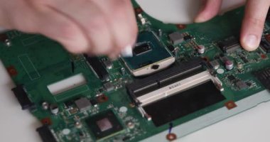 Bir bilgisayarı tamir eden bir teknisyen. Servis merkezinde çalış. Bilgisayar tamiri. Laptop tamiri. Bilgisayar parçalarının tamiri. Elektronik tamir ve bakım servisi. Elektronik ve bilgisayar teknolojisi