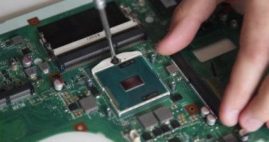 Bir bilgisayarı tamir eden bir teknisyen. Servis merkezinde çalış. Bilgisayar tamiri. Laptop tamiri. Bilgisayar parçalarının tamiri. Elektronik tamir ve bakım servisi. Elektronik ve bilgisayar teknolojisi
