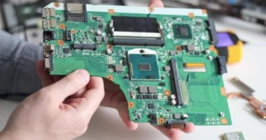 Bir bilgisayarı tamir eden bir teknisyen. Servis merkezinde çalış. Bilgisayar tamiri. Laptop tamiri. Bilgisayar parçalarının tamiri. Elektronik tamir ve bakım servisi. Elektronik ve bilgisayar teknolojisi