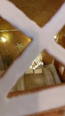 Minyatür ev modeli yakın çekim videosu. Süslü zencefilli kurabiye evi. Yemek sanatı, ev sıcaklığı, iç tasarım kavramları. Ev inşa süreci, aşamalar. Noel atmosferi