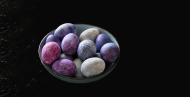 Kasede renkli yumurtalar. Çilekli yumurta boyası. Kırılganlık, yemek sanatı, Paskalya konsepti. Tek renkli arka planda izole edilmiş. Gerçekçi yatay görüntü. Mavimsi, mor palet