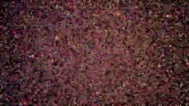 Bölgenin üzerinde sayısız küçük yuvarlak top uçuşuyordu..