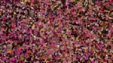 Bölgenin üzerinde sayısız küçük yuvarlak top uçuşuyordu..