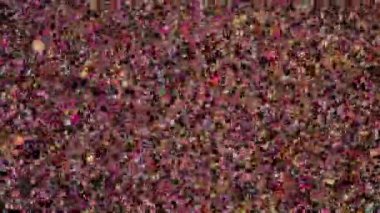 Bölgede çok sayıda küçük yuvarlak top uçuşuyordu, parlak ve güzel görünüyorlardı..