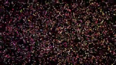 Bölgenin üzerinde sayısız küçük yuvarlak top uçuşuyordu..