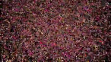 Bölgenin üzerinde sayısız küçük yuvarlak top uçuşuyordu..