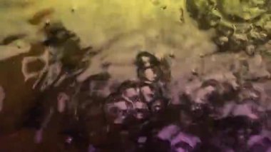 Su sürekli olarak hava kabarcıkları oluşturan bir yükseklikten akıyor..