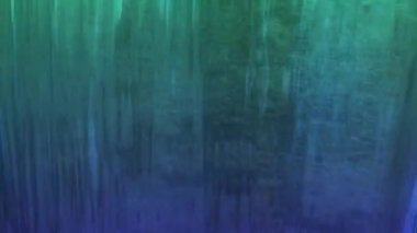 Yüksek bir yerden akan su doğal görünüyor..