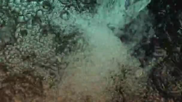 Νερό Που Ρέει Συνεχώς Από Ένα Ύψος Που Σχηματίζει Φυσαλίδες — Αρχείο Βίντεο