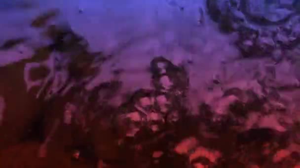 Вода Постійно Тече Висоти Яка Утворює Повітряні Бульбашки — стокове відео