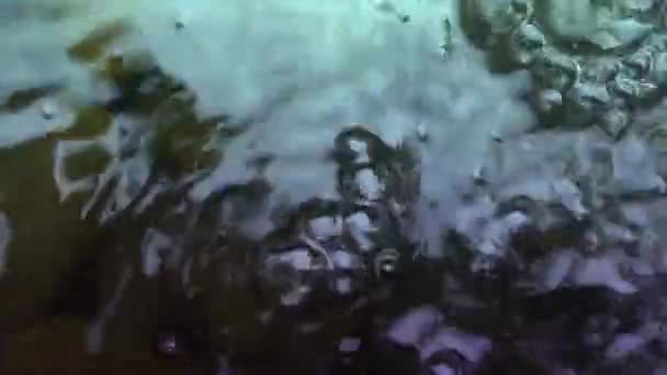 Woda Płynąca Sposób Ciągły Wysokości Tworzącej Pęcherzyki Powietrza — Wideo stockowe