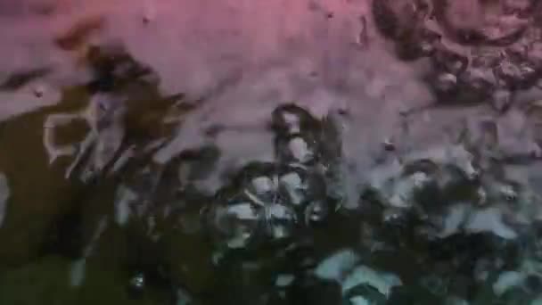 Water Dat Continu Stroomt Vanaf Een Hoogte Die Luchtbellen Vormt — Stockvideo