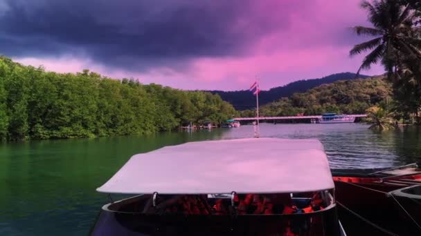 Barco Atracó Para Pasajeros Una Isla Tailandia Vista Detrás Del — Vídeo de stock