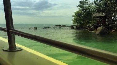 Tekne tekrar denize açılmadan önce Tayland 'daki bir adada mola veriyor..