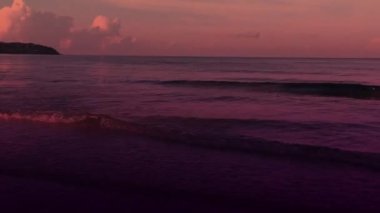 Küçük su dalgaları sürekli sahile doğru hareket eder..