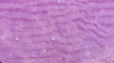 Yarık, metal bir arka planda görünen bir kontrol işareti..