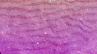 Yarık, metal bir arka planda görünen bir kontrol işareti..